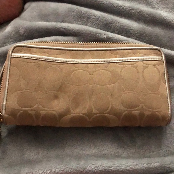 Coach “Poppy” Wristlet - Picture 5 of 7